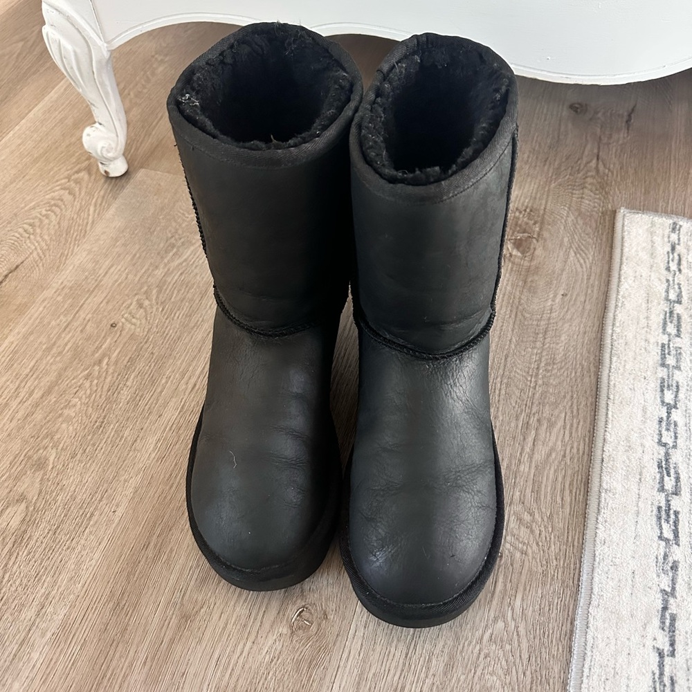 UGG WOMANS LEATHER BLACK BOOTS 
US SIZE 9